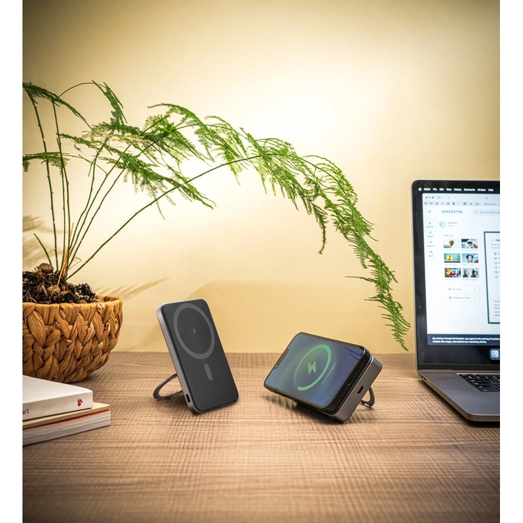WARSHEL 5. Magnetyczny power bank 5'000 mAh z superszybką ładowarką bezprzewodową 15 W z recyklingowanego ABS (100% rABS) z podstawką
